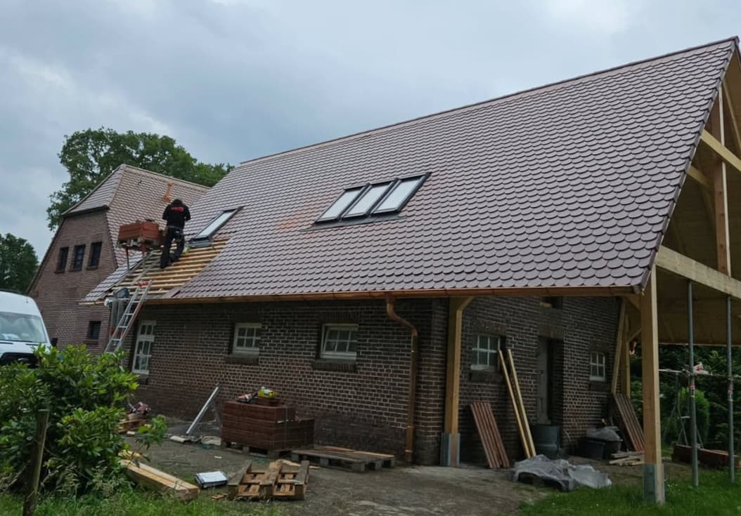 Haus mit saniertem Dach nach einem Umbau von einem Stall