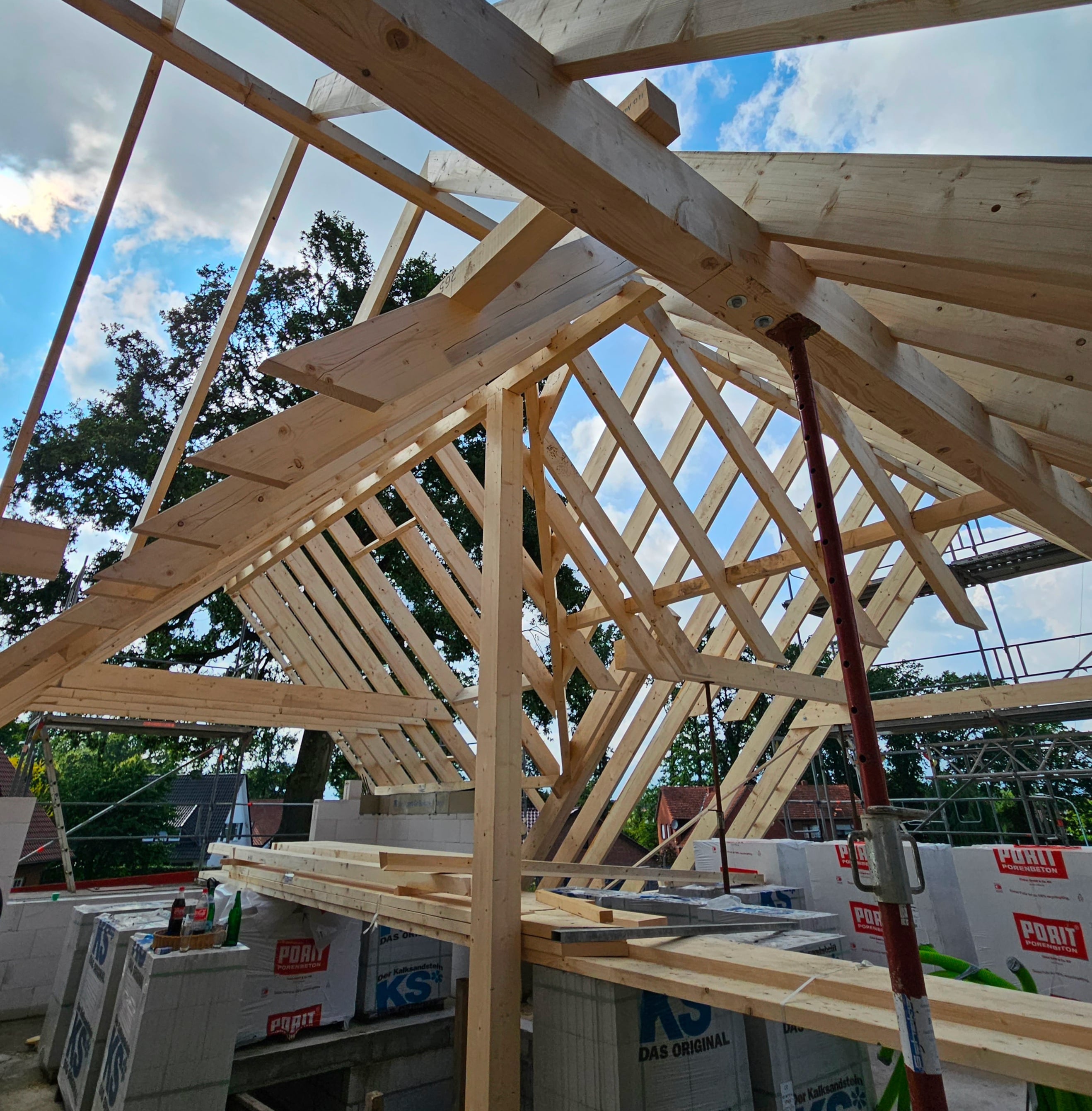 Ein Dachstuhl mit einer Aussparung.