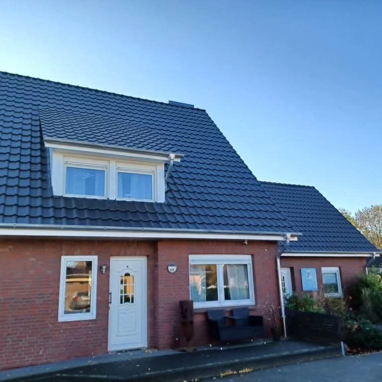 Ein Haus mit einem frisch sanierten Dach.
