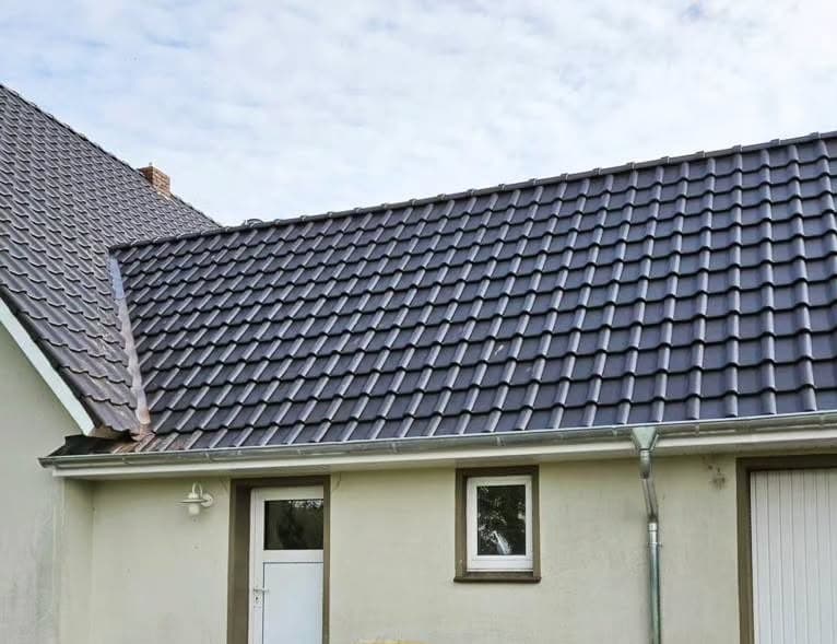 Haus mit Dach nach einer Dachsanierung