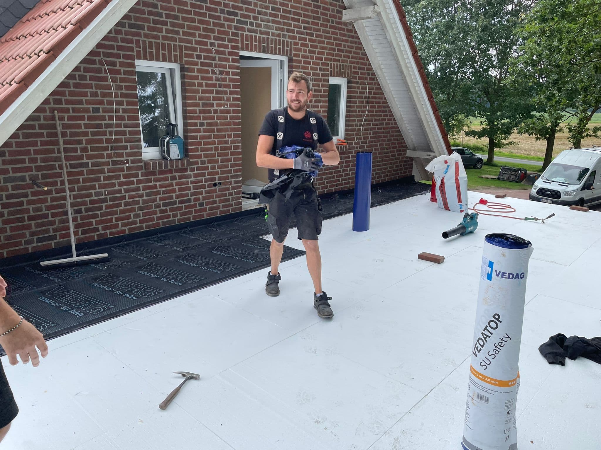 Ein Zimmerer auf einem Carport.